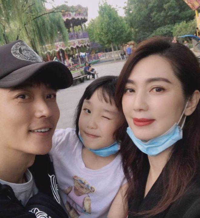 张丹峰和洪欣的10岁女儿好漂亮，小小年纪就继承了爸妈的高颜值