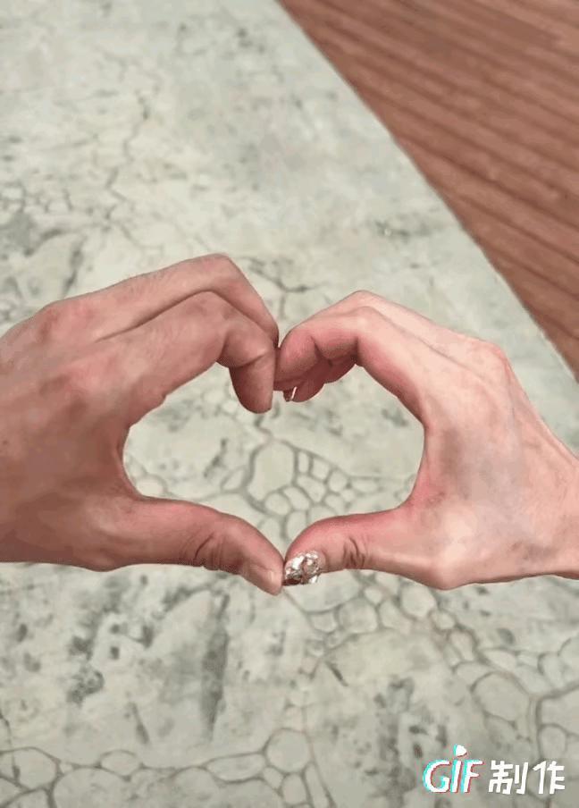 张丹峰和洪欣的10岁女儿好漂亮，小小年纪就继承了爸妈的高颜值