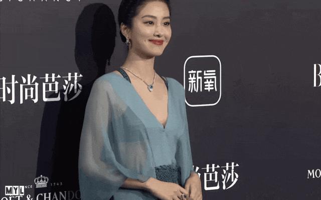 嫁给大30岁老头，给刘亦菲当干妈，如今32岁的她又傍上富豪？