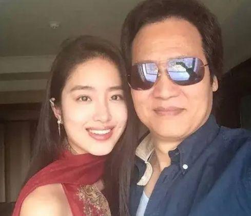 嫁给大30岁老头，给刘亦菲当干妈，如今32岁的她又傍上富豪？