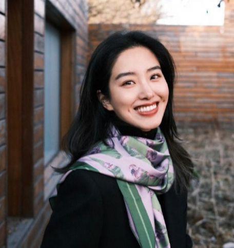 嫁给大30岁老头，给刘亦菲当干妈，如今32岁的她又傍上富豪？