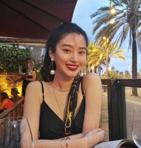 嫁给大30岁老头，给刘亦菲当干妈，如今32岁的她又傍上富豪？