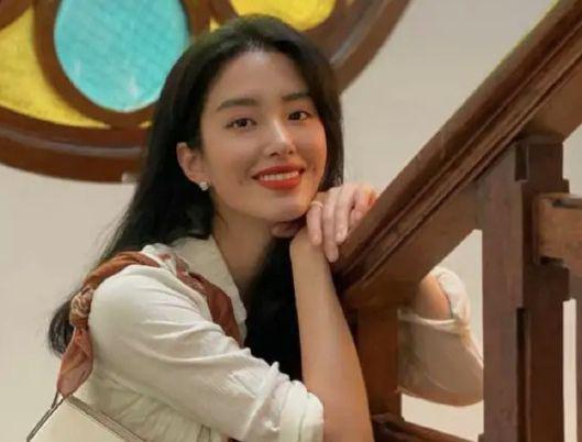 嫁给大30岁老头，给刘亦菲当干妈，如今32岁的她又傍上富豪？