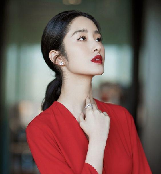 嫁给大30岁老头，给刘亦菲当干妈，如今32岁的她又傍上富豪？