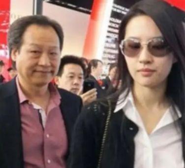 嫁给大30岁老头，给刘亦菲当干妈，如今32岁的她又傍上富豪？