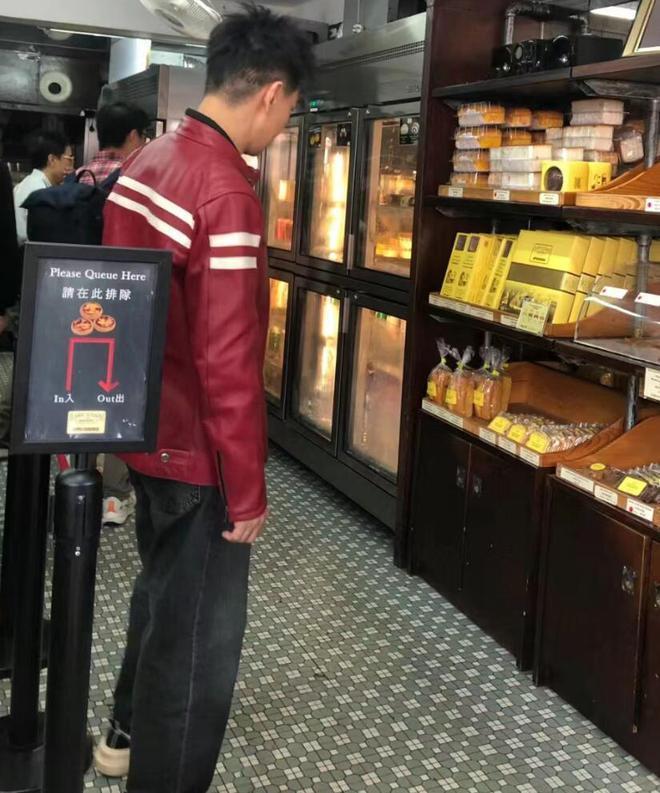 49岁林志颖现身饼店引关注，远看近看两种状态，近看苍老难辨认！