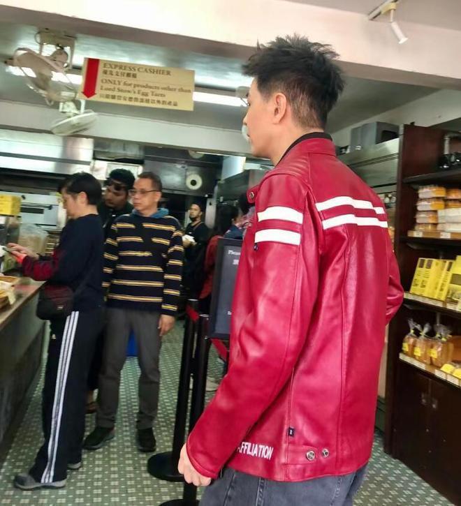 49岁林志颖现身饼店引关注，远看近看两种状态，近看苍老难辨认！
