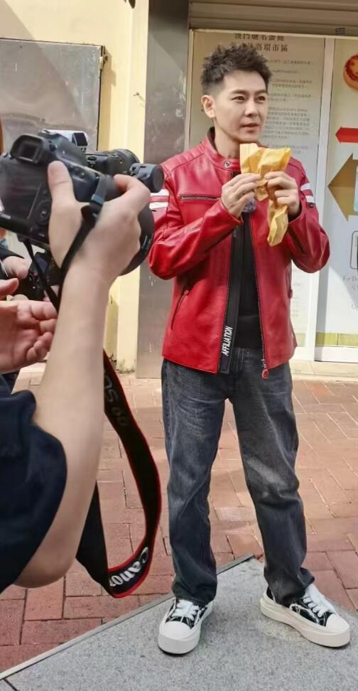 49岁林志颖现身饼店引关注，远看近看两种状态，近看苍老难辨认！