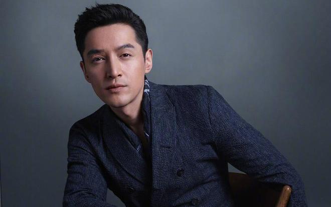 胡歌大胆拎毒蛇上热搜！网友惊呼：这勇气也太惊人了吧！