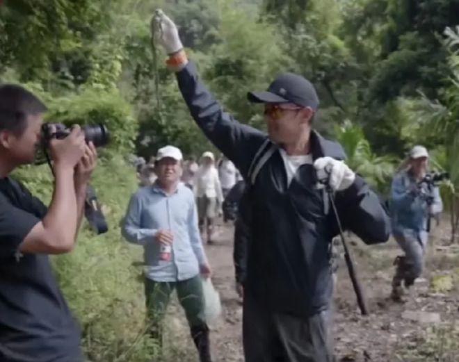 胡歌大胆拎毒蛇上热搜！网友惊呼：这勇气也太惊人了吧！