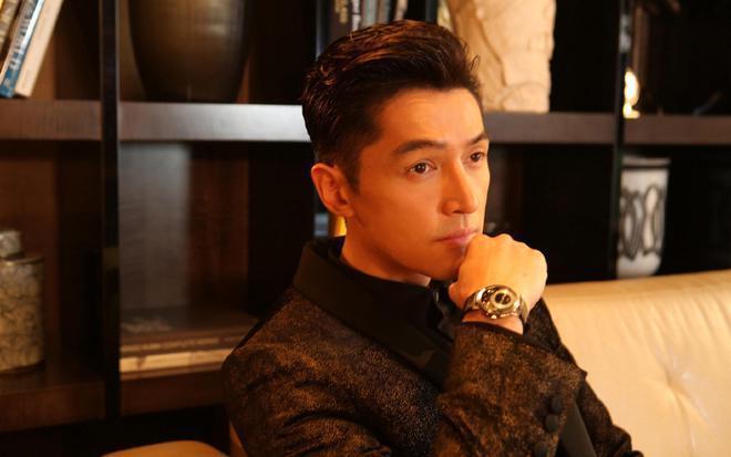 胡歌大胆拎毒蛇上热搜！网友惊呼：这勇气也太惊人了吧！