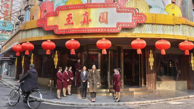 黄河路上八面玲珑的烟店老板,原来和王家卫一样也是《繁花》导演