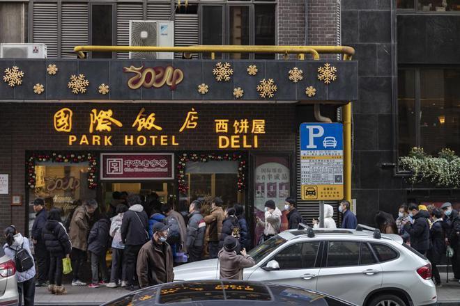 黄河路上八面玲珑的烟店老板,原来和王家卫一样也是《繁花》导演