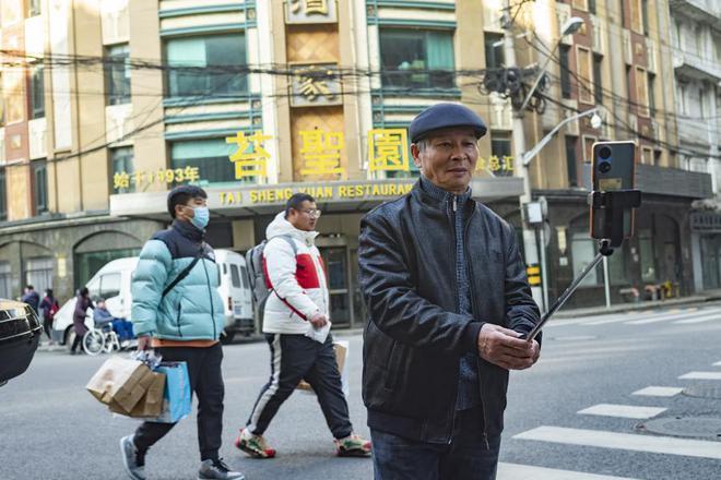 黄河路上八面玲珑的烟店老板,原来和王家卫一样也是《繁花》导演