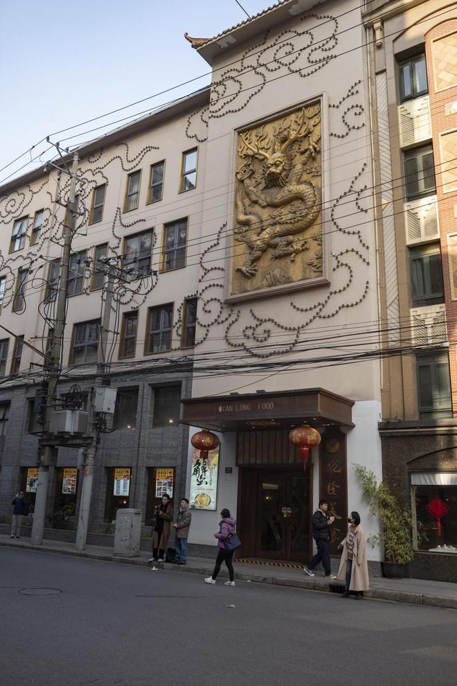 黄河路上八面玲珑的烟店老板,原来和王家卫一样也是《繁花》导演