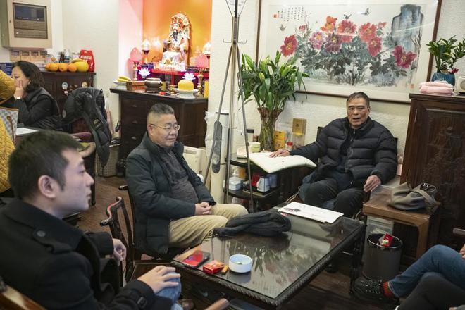 黄河路上八面玲珑的烟店老板,原来和王家卫一样也是《繁花》导演