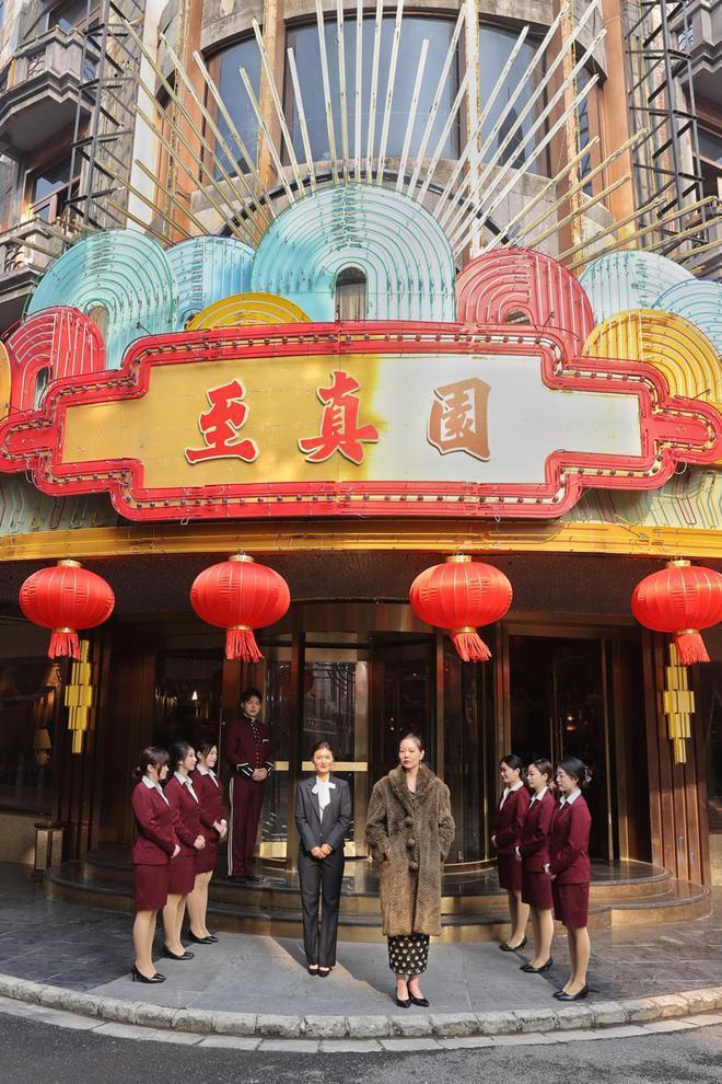黄河路上八面玲珑的烟店老板,原来和王家卫一样也是《繁花》导演