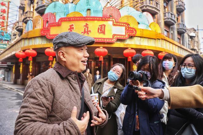 黄河路上八面玲珑的烟店老板,原来和王家卫一样也是《繁花》导演