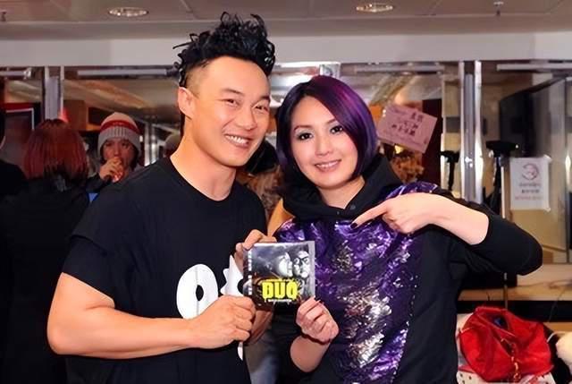 陈奕迅模仿杨千嬅用桶喝水，女方微博幽默回应