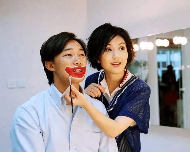 陈奕迅模仿杨千嬅用桶喝水，女方微博幽默回应