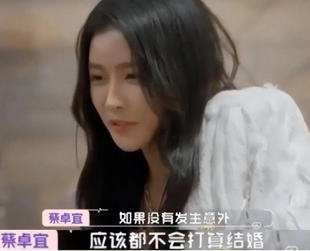 蔡卓宜独自滑雪，大方回应前任王大陆新恋情，获赞高情商