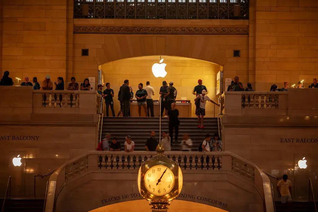 ChatGPT狂飙一年后，苹果终于忍不住了