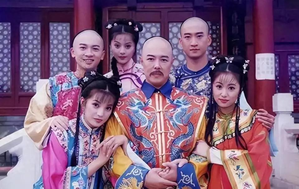 66岁坐上轮椅的张铁林，已经活成了一个“笑话”