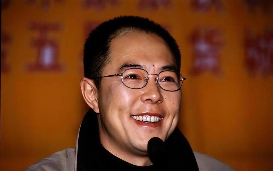 66岁坐上轮椅的张铁林，已经活成了一个“笑话”