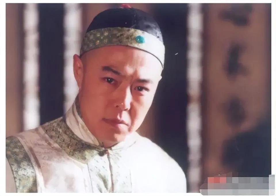 66岁坐上轮椅的张铁林，已经活成了一个“笑话”