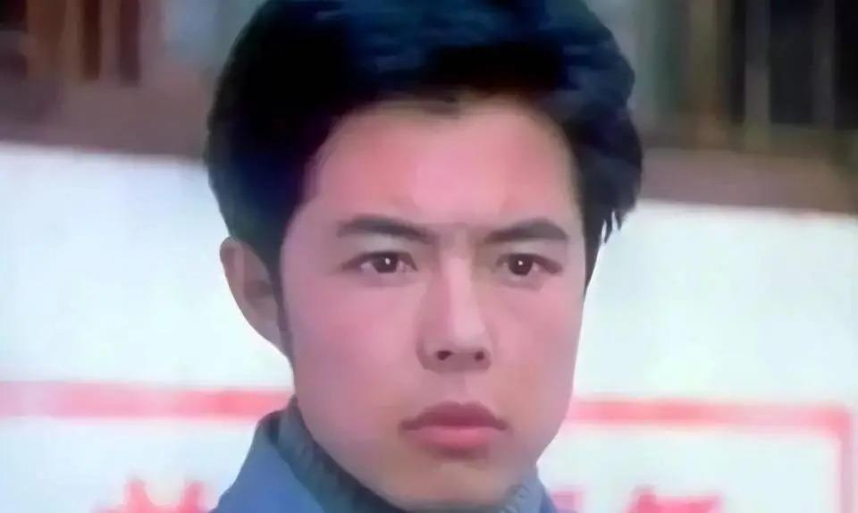 66岁坐上轮椅的张铁林，已经活成了一个“笑话”