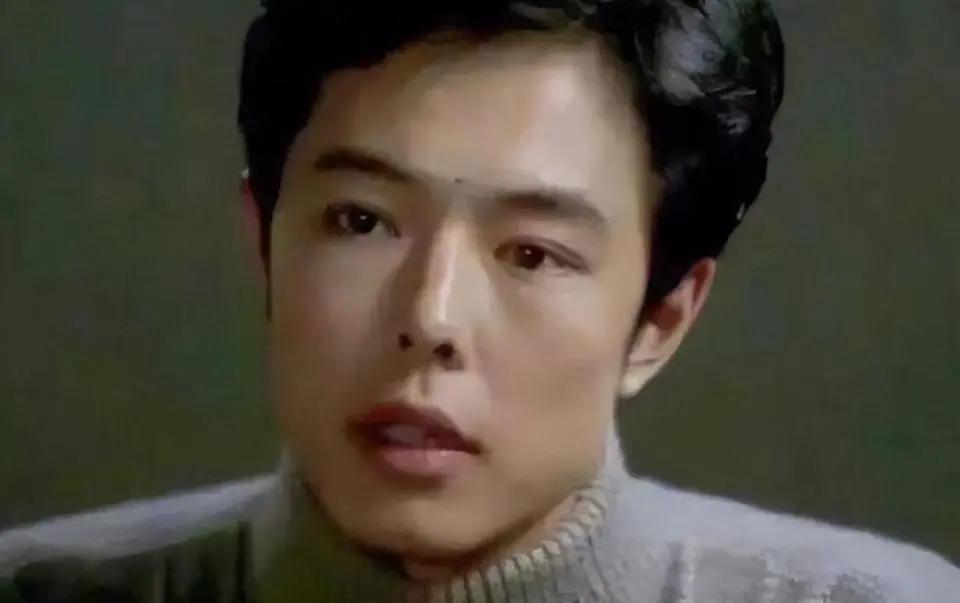 66岁坐上轮椅的张铁林，已经活成了一个“笑话”