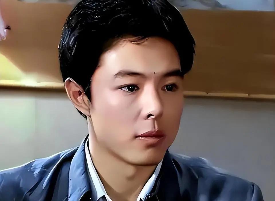 66岁坐上轮椅的张铁林，已经活成了一个“笑话”