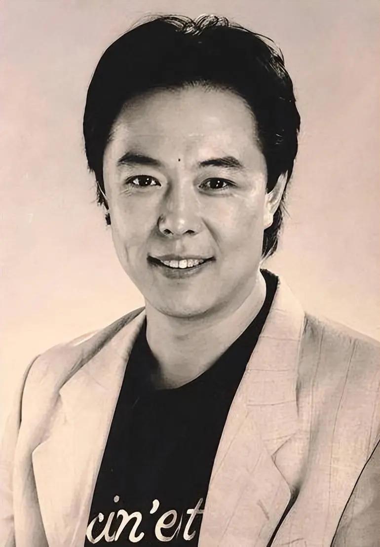 66岁坐上轮椅的张铁林，已经活成了一个“笑话”