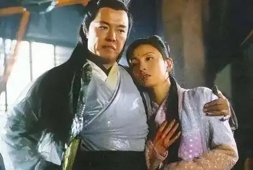 66岁坐上轮椅的张铁林，已经活成了一个“笑话”