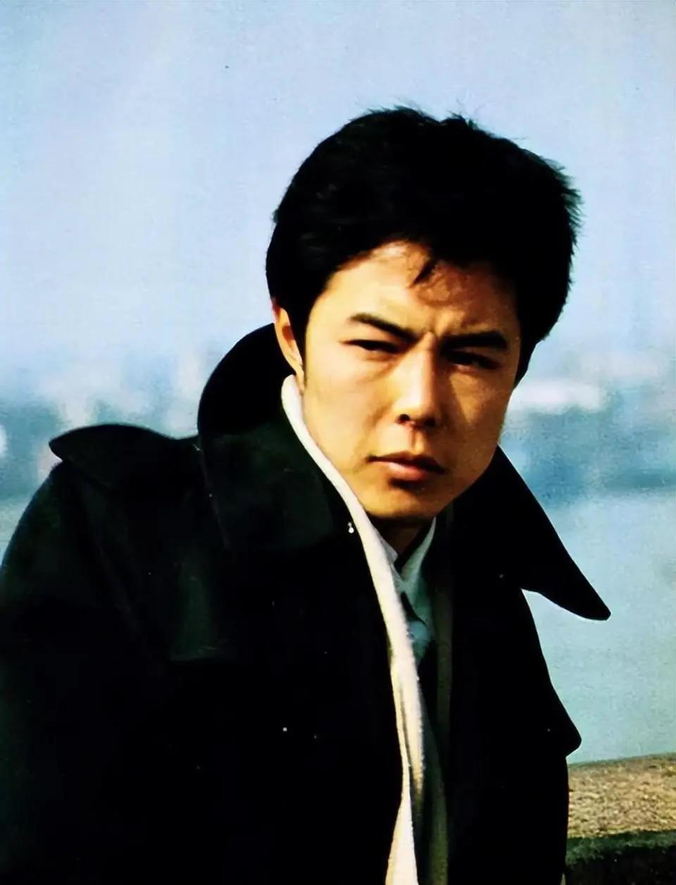 66岁坐上轮椅的张铁林，已经活成了一个“笑话”