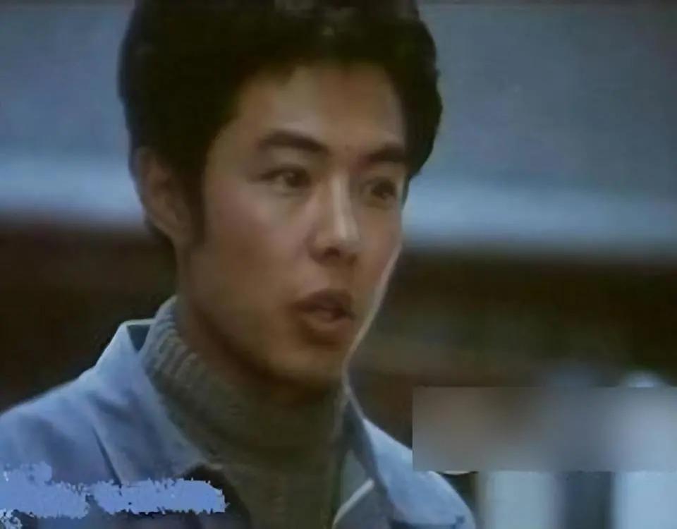 66岁坐上轮椅的张铁林，已经活成了一个“笑话”