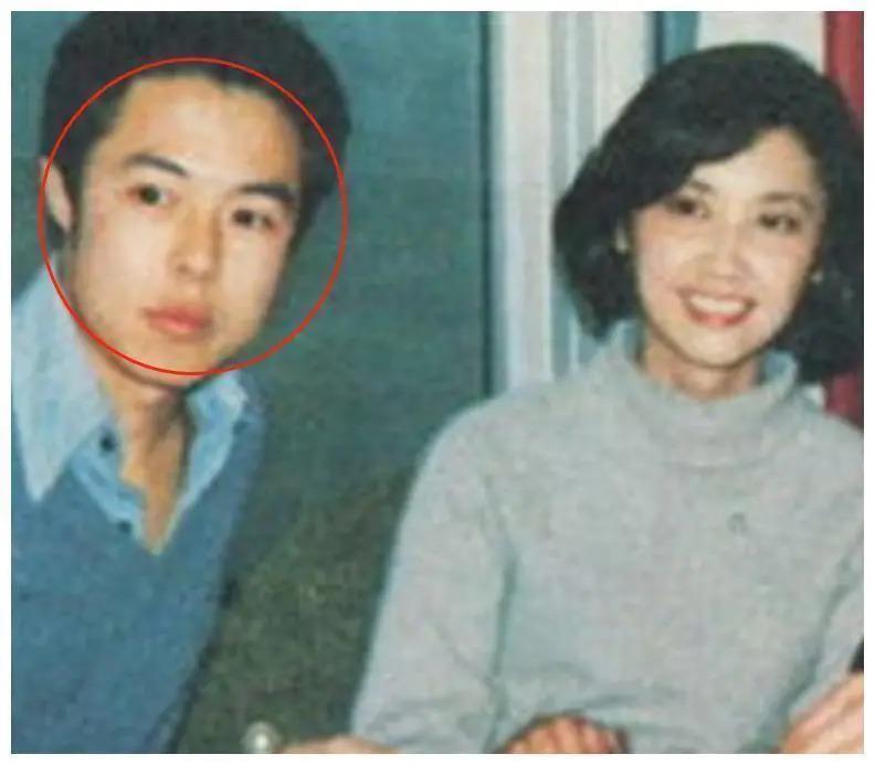 66岁坐上轮椅的张铁林，已经活成了一个“笑话”