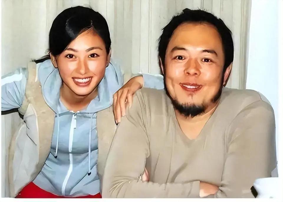 66岁坐上轮椅的张铁林，已经活成了一个“笑话”