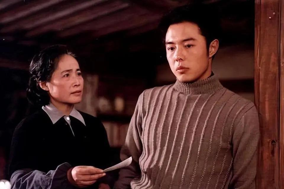 66岁坐上轮椅的张铁林，已经活成了一个“笑话”