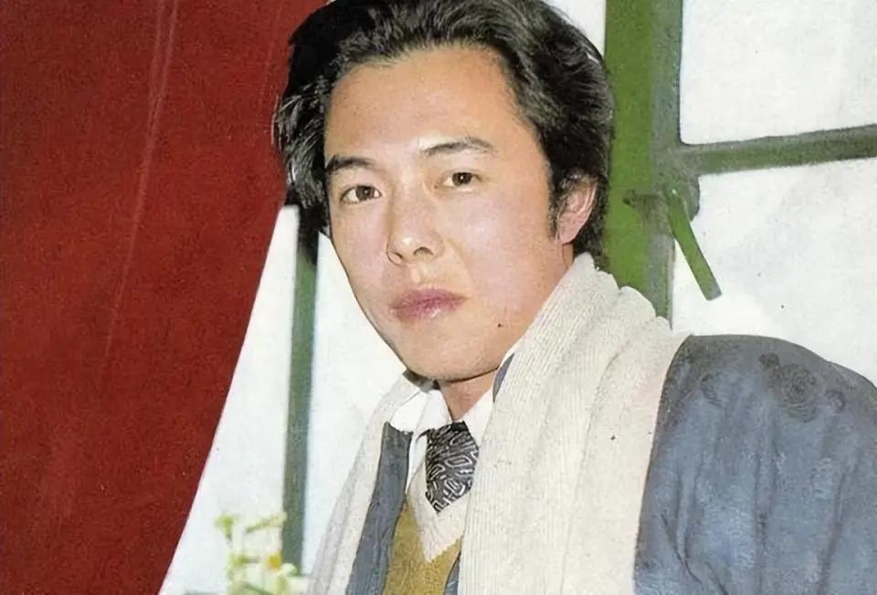 66岁坐上轮椅的张铁林，已经活成了一个“笑话”