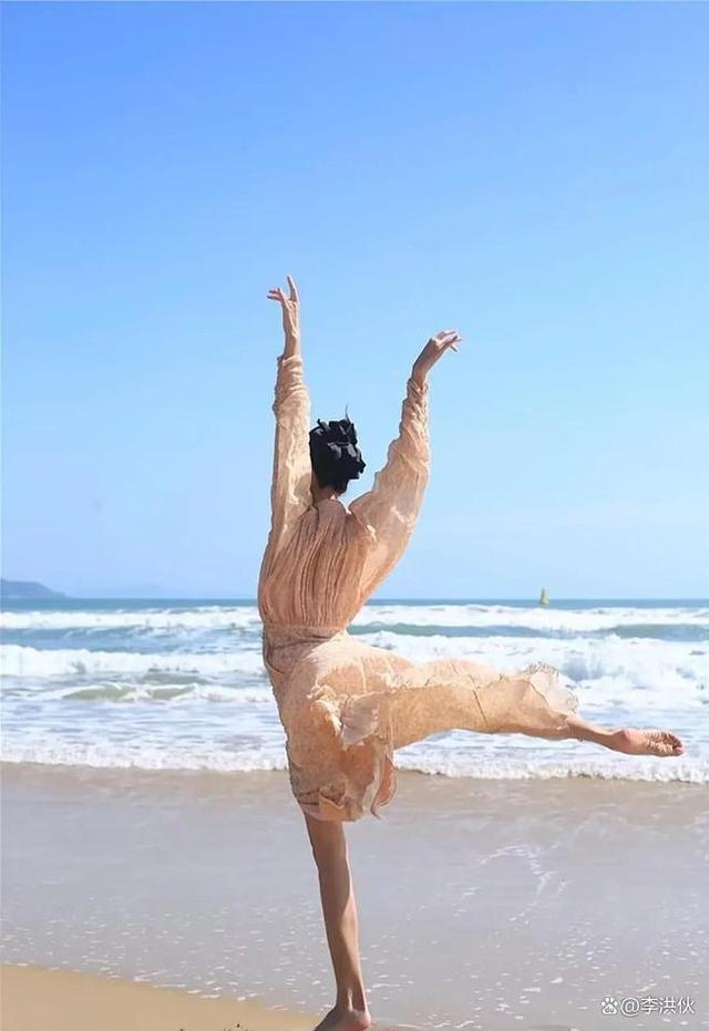 恒大歌舞团白珊珊再发声，翩翩起舞心情好，称会坚持初心