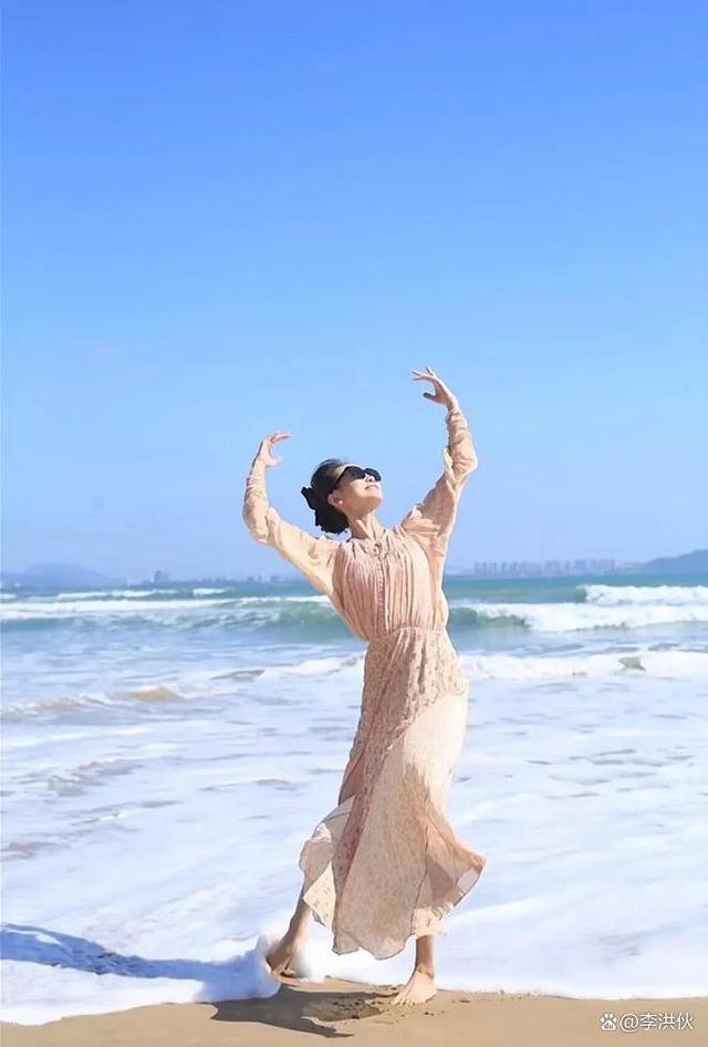 恒大歌舞团白珊珊再发声，翩翩起舞心情好，称会坚持初心