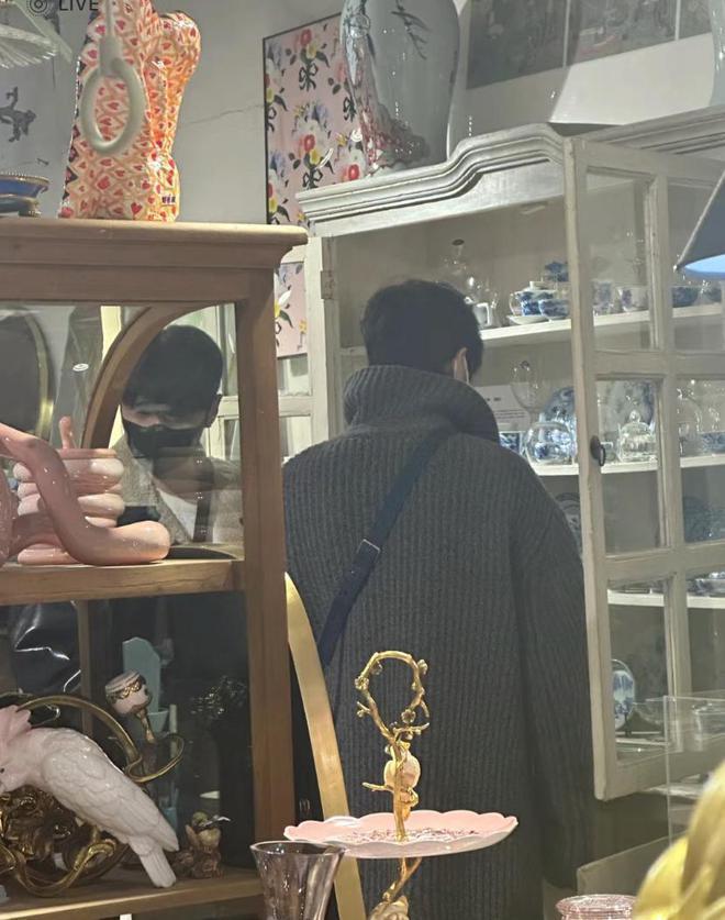 李荣浩井柏然结伴逛街被偶遇 李荣浩真实身高曝光