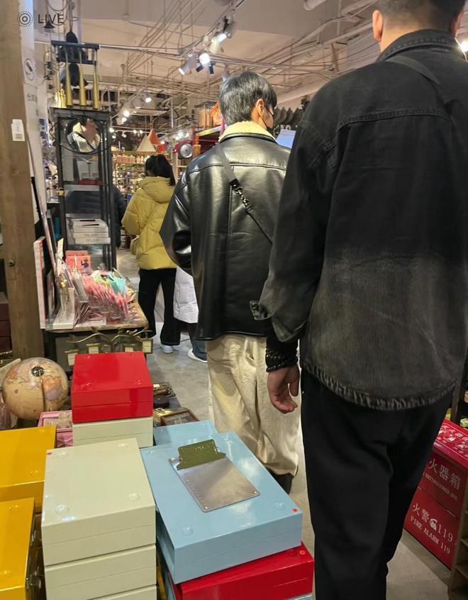 李荣浩井柏然结伴逛街被偶遇 李荣浩真实身高曝光