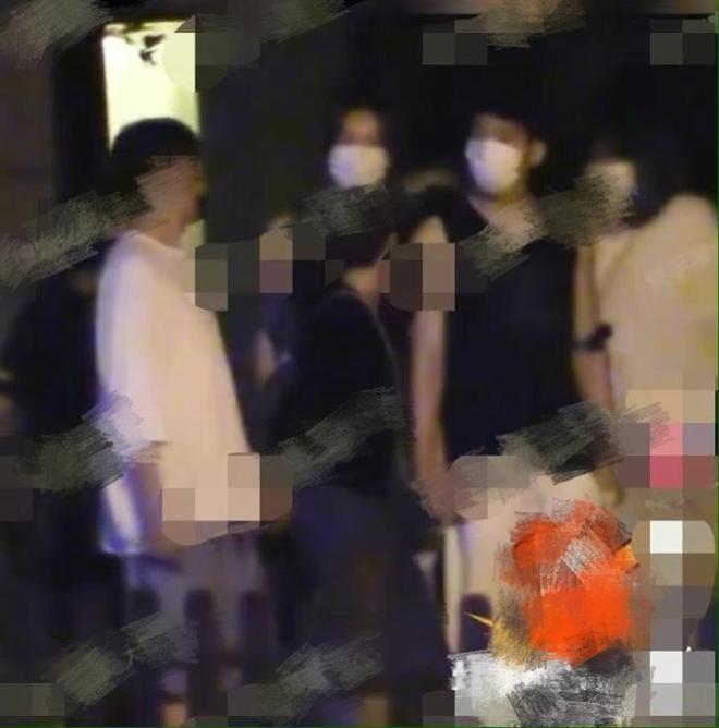 李荣浩井柏然结伴逛街被偶遇 李荣浩真实身高曝光