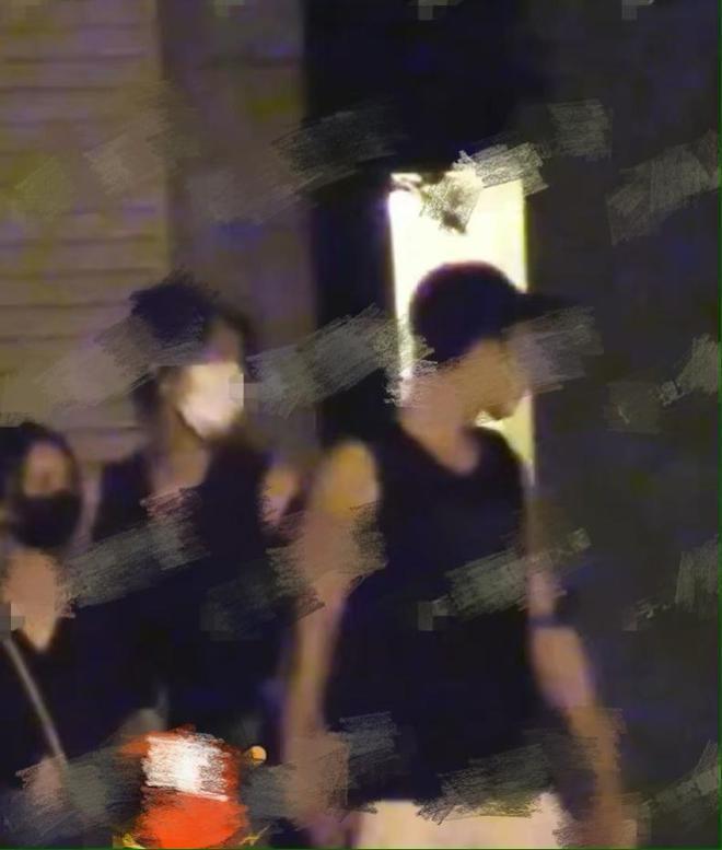 李荣浩井柏然结伴逛街被偶遇 李荣浩真实身高曝光