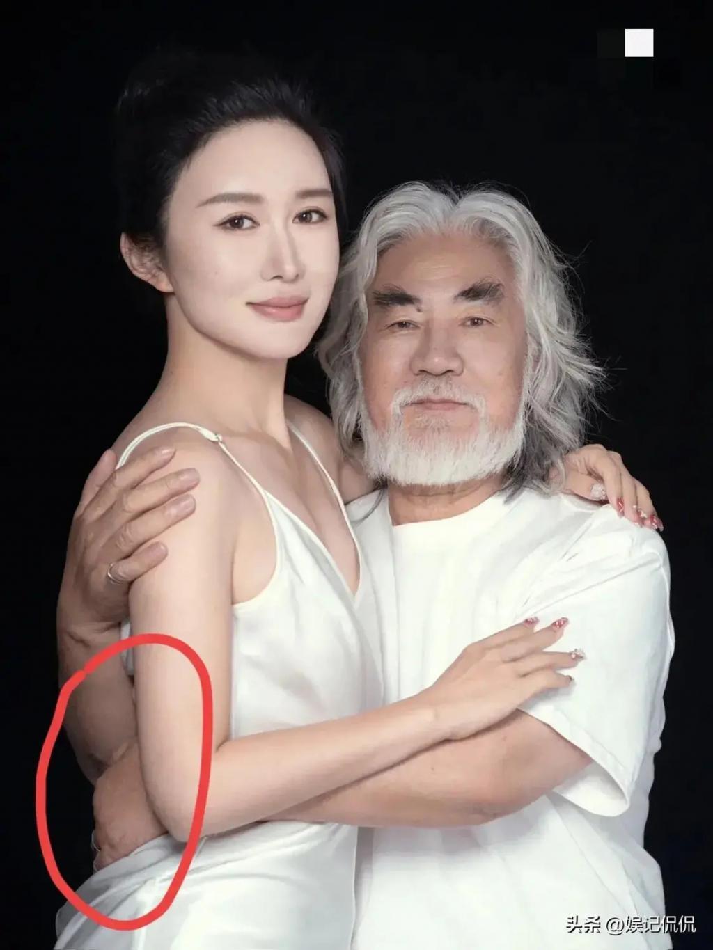 72岁张纪中高调发文！搂小31岁娇妻，拍照姿势引热议