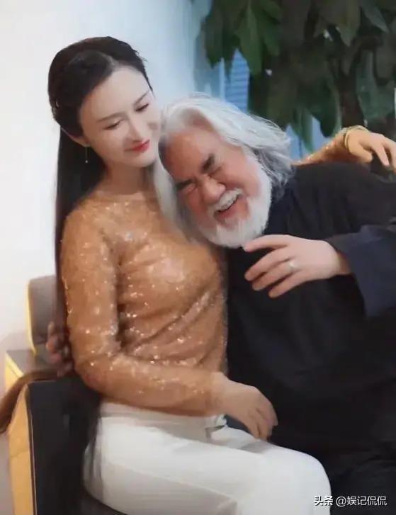 72岁张纪中高调发文！搂小31岁娇妻，拍照姿势引热议