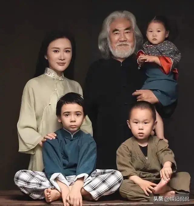 72岁张纪中高调发文！搂小31岁娇妻，拍照姿势引热议
