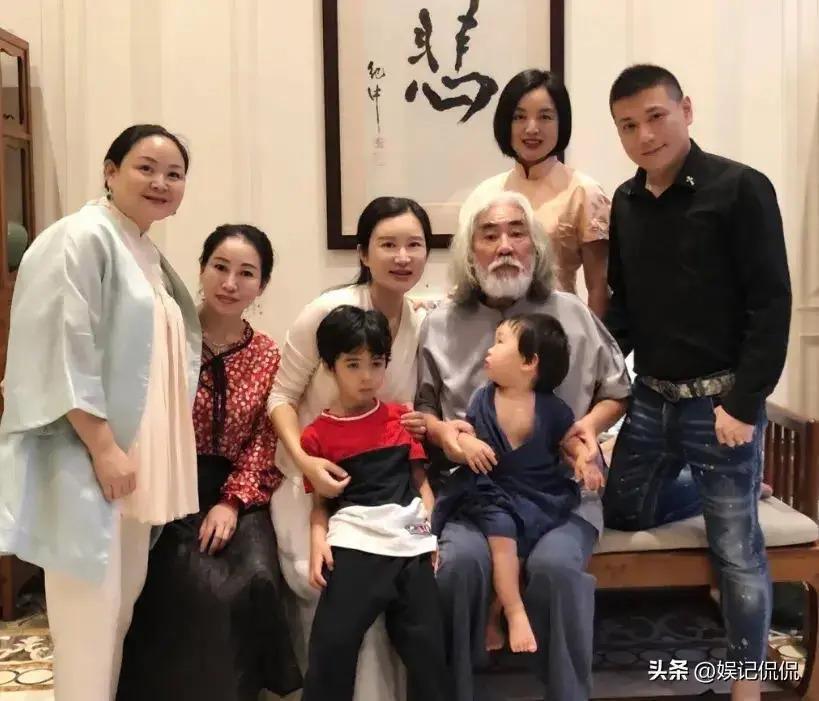 72岁张纪中高调发文！搂小31岁娇妻，拍照姿势引热议